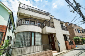 Luxury villa with comfy Kingbeds Near train station